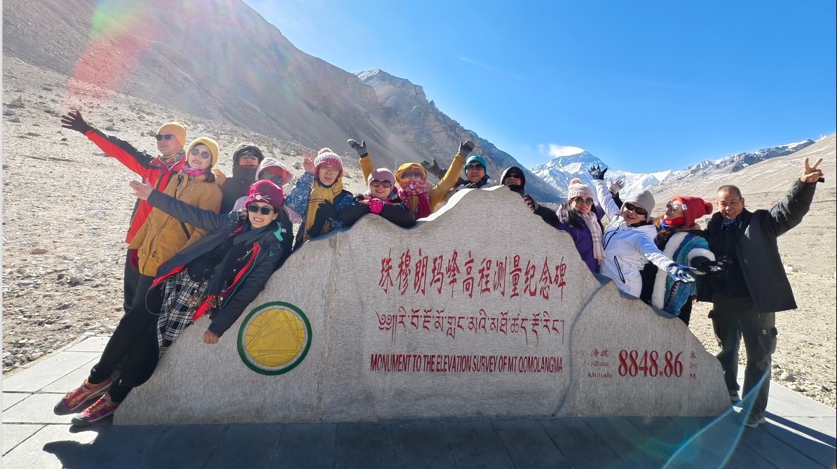 老陳帶領旅拍團於西藏珠峰大本營合影